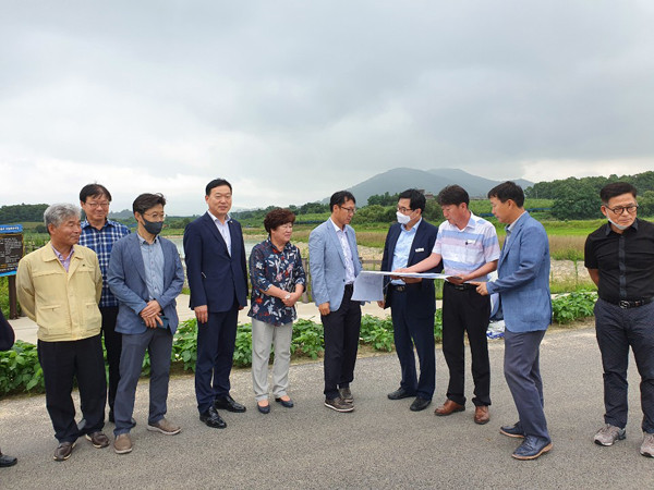 ▲ 금당~선읍간 지방도318도선 확·포장 사업 현장 추진 상황 점검하는 김인영 농정해양위원장.