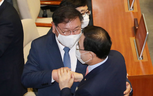 ▲ 김태년 더불어민주당 원내대표와 주호영 미래통합당 원내대표.