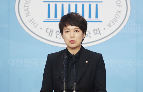▲ 기자회견하는 김은혜 대변인.