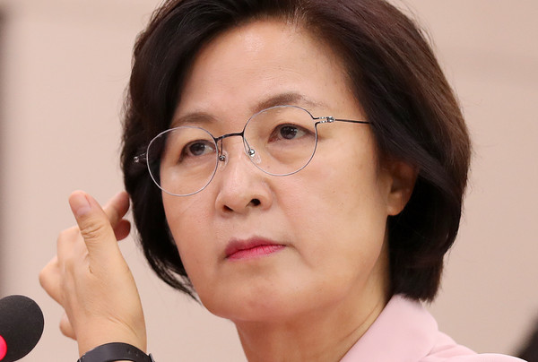 ▲ 의원 질의 듣는 추미애 장관.