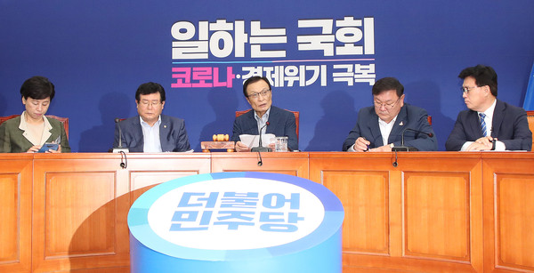 ▲ 더불어민주당 최고위원회의에서 발언하는 이해찬 대표.
