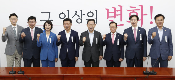 ▲ 의원들과 기합 외치는 주호영 미래통합당 원내대표.