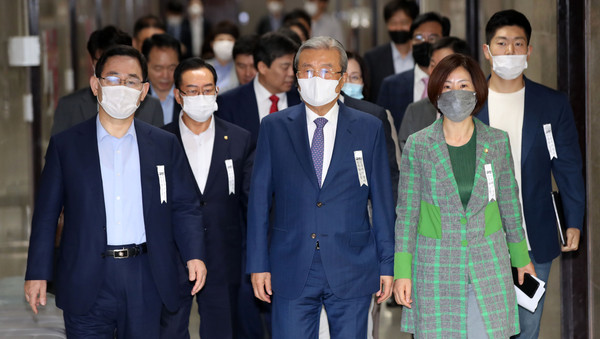 ▲ 비대위 참석하는 김종인 미래통합당 비상대책위원장과 주호영 원내대표.