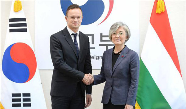 ▲ 페테르 씨야르토(Péter Szijjártó) 헝가리 외교장관과 악수하는 강경화 장관.