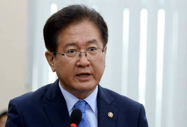 서주석 국방부 차관이 31일 오전 서울 여의도 국회 국방위원회 회의실에서 열린 전체회의에 참석해 현안보고를 하고 있다.이날 전체회의에서 국방부 업무보고 및 북한 탄도미사일 발사 관련 현안등이 논의됐다. 2017.08.31.