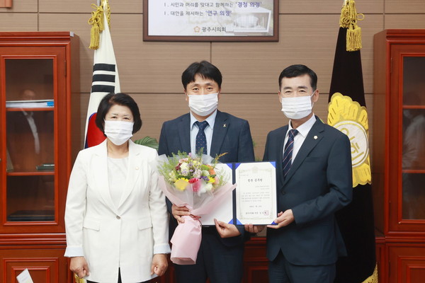사진좌측부터 현자섭 부의장, 박승진 도척면 총무팀장, 임일혁 의장