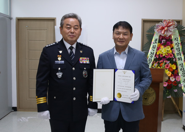 ▲ 기념사진 찍는 김태철 포천경찰서장과 김정진 회장.