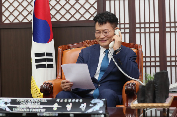 ▲ 코사쵸프 위원장과 전화 회담하는 송영길 위원장.