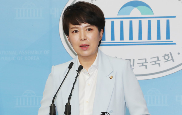 ▲ 브리핑하는 김은혜 대변인.