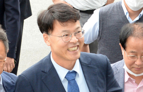 ▲ 공직선거법 위반 등의 혐의로 징역 10개월의 실형을 선고받은 김진규 울산 남구청장이 만기 출소 후 27일 오전 남구청 집무실로 출근하고 있다.