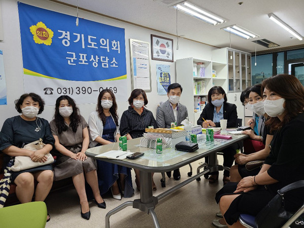 ▲ 경기도유치원연합회 관계자와 정담회를 진행한 정윤경 위원장.