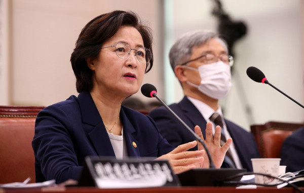 ▲ 답변하는 추미애 장관.