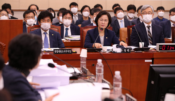 ▲ 의원 질의 듣는 추미애 장관.