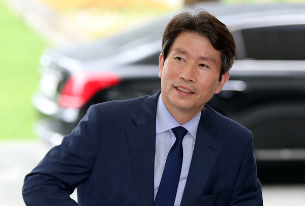 ▲ 첫 출근하는 이인영 신임 통일부 장관.