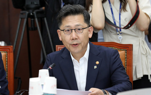 ▲ 업무 보고하는 김현수 농식품부 장관.
