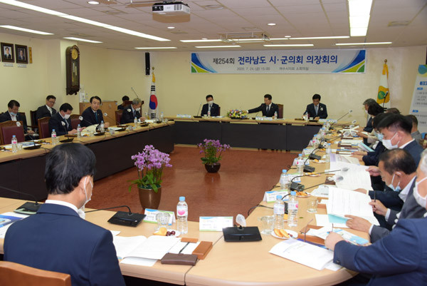 ▲ 담양군의회, 김정오 의장 제8대 후반기 전남시군의회의장협의회장 당선.