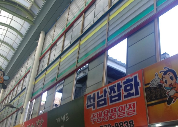 ▲ 이번에 설치된 강남시장 아케이드 측벽 전동개폐장치.