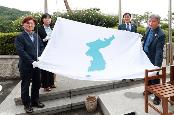 ▲ 정전협정 67주년 기념 한반도기 게양.
