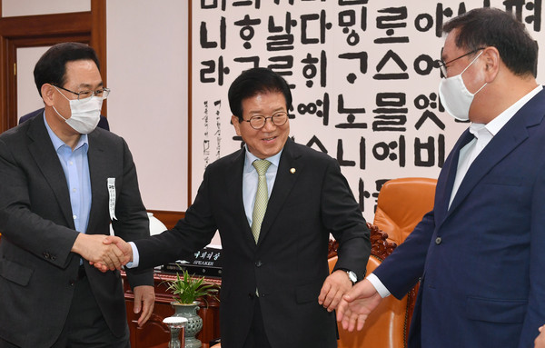 ▲ 회의 시작 전 손 맞잡는 박병석 국회의장과 김태년 민주당 원내대표와 주호영 통합당 원내대표.