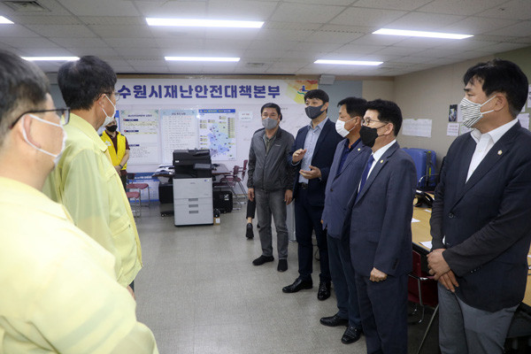 ▲ 수원시의회 의장단, 코로나19 상황근무자 격려 방문.