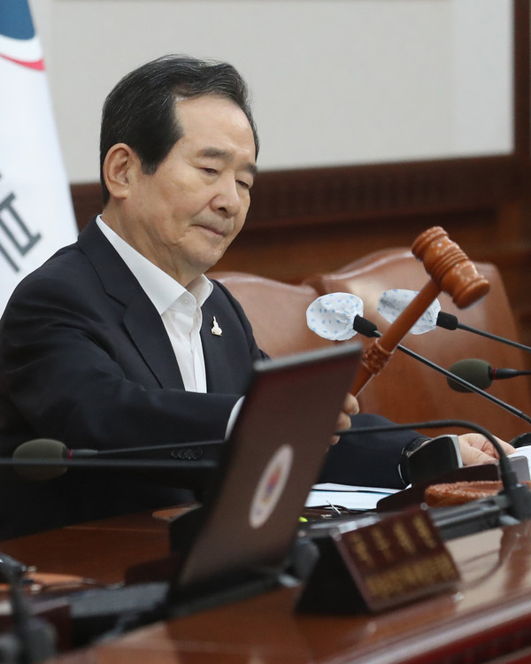 정세균 국무총리가 31일 서울 종로구 정부서울청사에서 열린 임시 국무회의를 주재하고 있다. 2020.07.31.