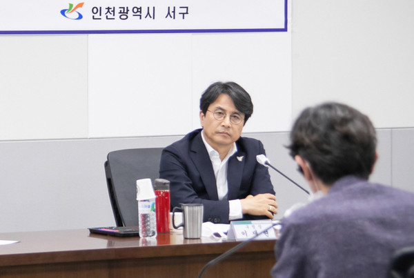 ▲ 의견 경청하는 이재현 서구청장.