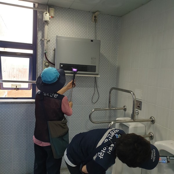 ▲ 학교 내 불법촬영카메라 특별점검.