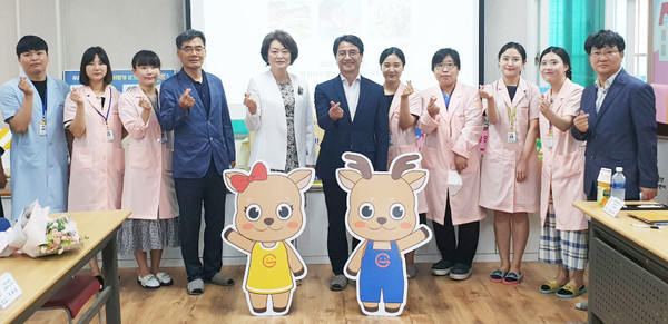 ▲ 기념사진 찍는 이재현 서구청장과 서구검단어린이급식센터 박경숙 센터장과 직원들.