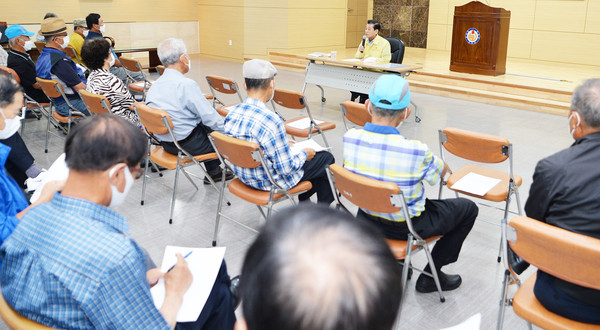 ▲ 지난 7월 노인회장 간담회에서 경로당 재개장 관련 사회적 거리두기를 재차 강조하고 있는 유천호 강화군수.