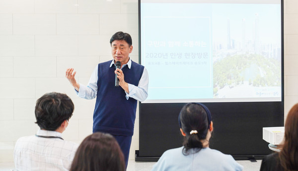 ▲ 의견 청취하는 고남석 연수구청장.