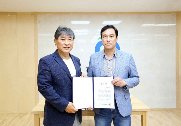 ▲ 통장협의회로부터 감사패를 받은 강성삼 부의장(오른쪽).