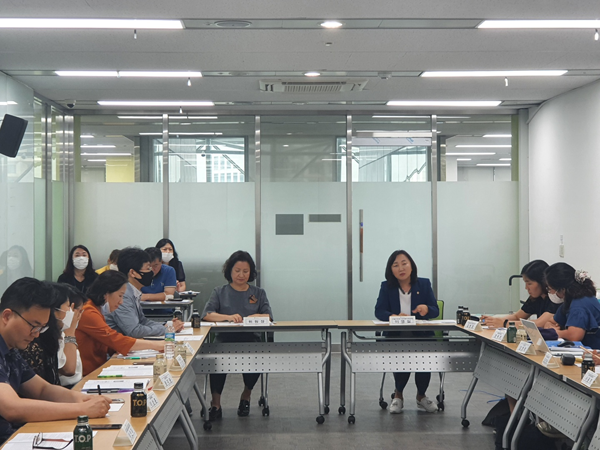 ▲ 토론하는 이영실 위원장(오른쪽).
