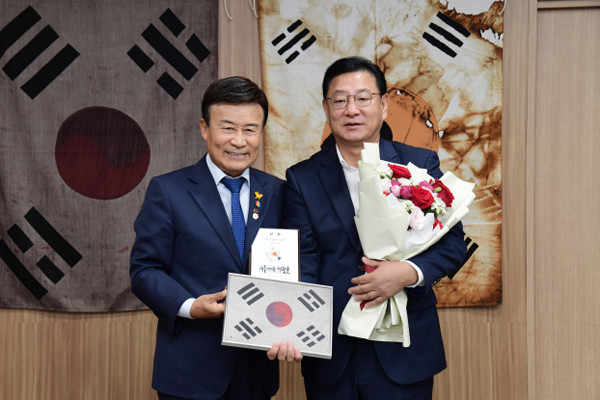 ▲ 서울시의회, 이광호 의원 역사정의실천 정치인 상패 수상.