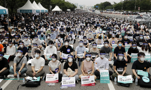 ▲ 거리 나와 시위하는 전공의들.