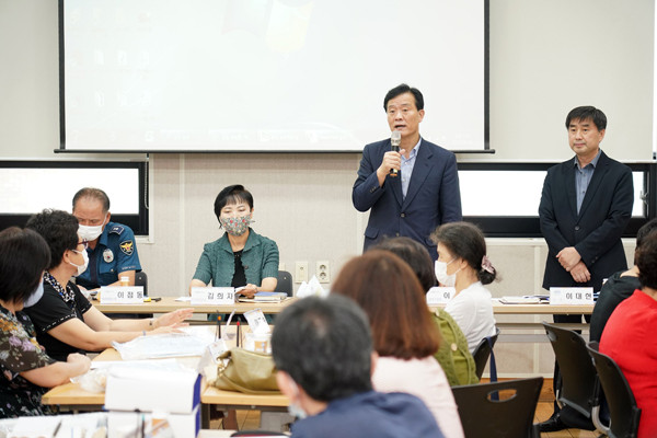 ▲ 회의를 통해 이웃을 위해 도움의 손길을 내밀어주신 통장님들께 감사와 존경을 전하고 있는 이승로 성북구청장.
