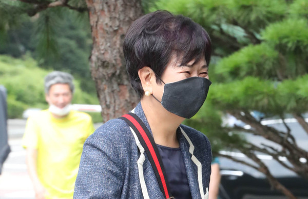 ▲ 남부지법 들어서는 손혜원 전 의원.