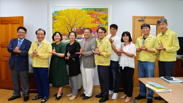 ▲ 광주교육시민참여단과 기념촬영하는 장휘국 광주광역시교육감(왼쪽에서 두번째).