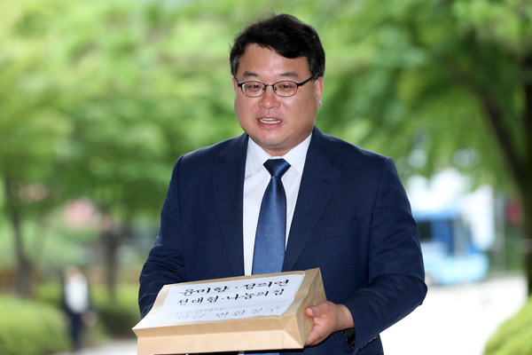 ▲ 위안부 할머니 후원금 3차 반환소송을 접수하기 앞서 발언하는 대책모임 김기윤 변호사.