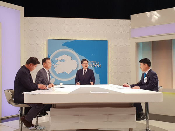 ▲ OBS 민생돋보기에 출연한 김원기 의원이 윤용수‧김경호 의원과 함께 집중호우로 인해 피해 입은 도민 위한 대책 마련의 시간을 가졌다.