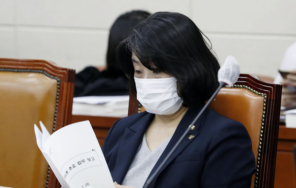 ▲ 자료 살피는 윤미향 의원.