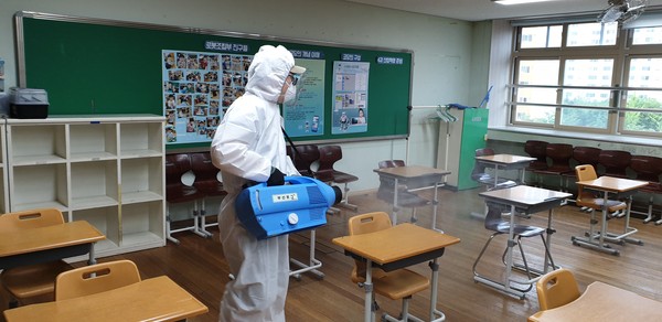 ▲ 학교 방역 실시 모습.