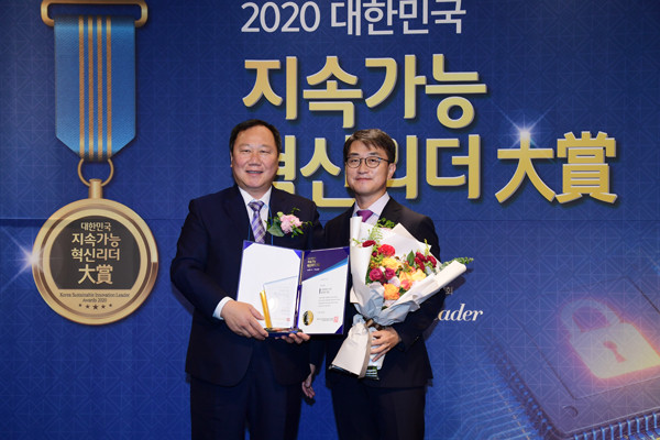 ▲ 대한민국지속가능혁신리더대상을 수상 받은 김인호 의장(왼쪽).