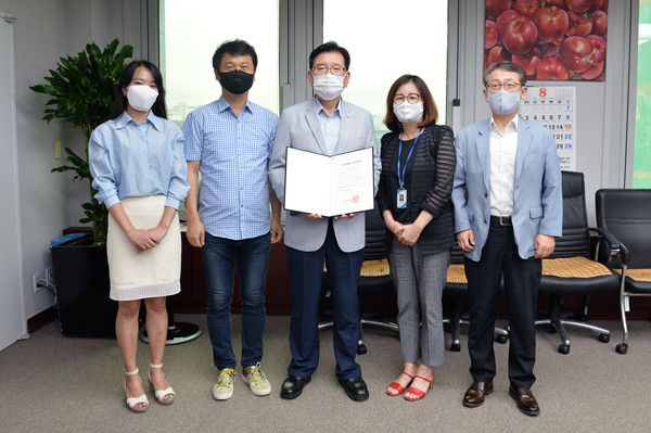▲ 유덕열 동대문구청장(가운데)과 동대문구 직원들은 우수박물관 평가인증서 시상 후 기념촬영을 하고 있다.