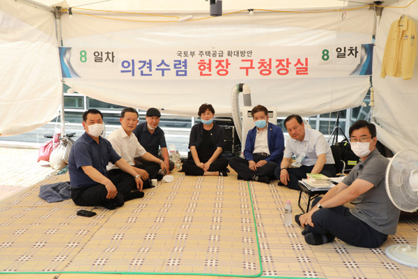 ▲ 상암동 일대 공공주택 공급 반대 의견수렴 단식에 돌입한 구의회 신종갑 부의장과 최은하 의회운영위원장.