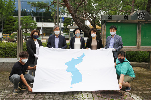 ▲ 안산시의회, 광복절 맞아 한반도기 게양.