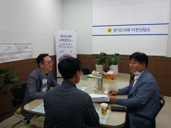 ▲ 경기관광공사 업무보고 받고 있는 성수석 의원(오른쪽).