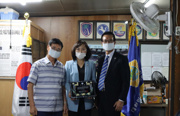 ▲ 공로패 수여 후 기념촬영중인 이영실위원장 및 고엽제전우회 임원들.