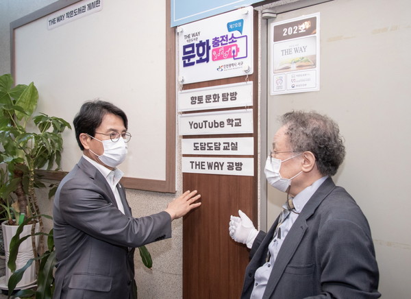 ▲ 문화충전소 지정 현판식 진행하는 이재현 서구청장(왼쪽).