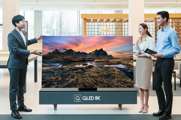 ▲ 판매 상담사가 2020년형 삼성 QLED TV를 소개하고 있다.