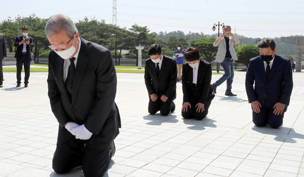 ▲ 무릎 꿇고 참배하는 김종인 비대위원장.